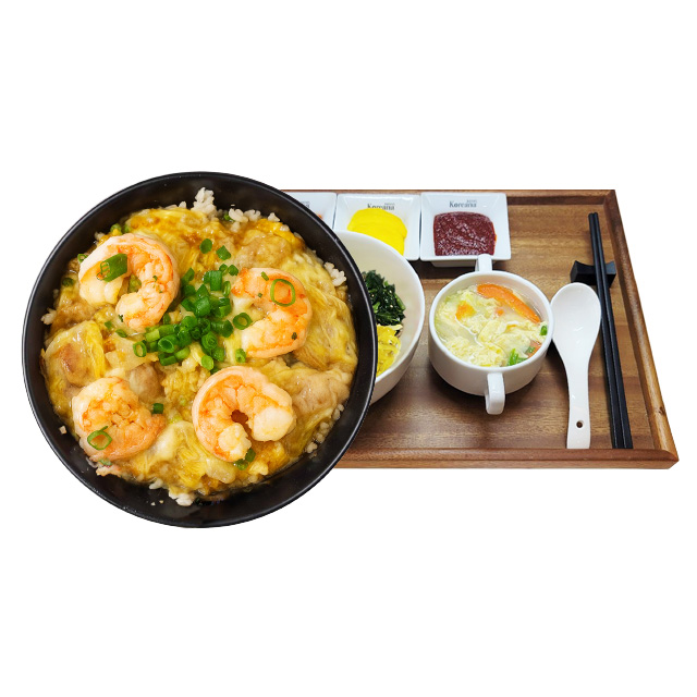 Fried rice topped with Shrimp and egg